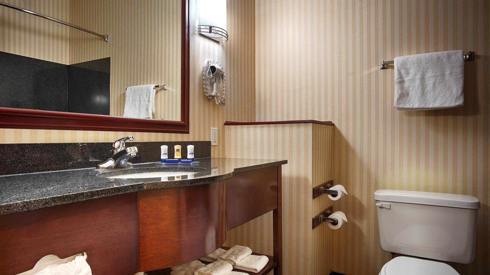 Baymont By Wyndham Mccomb Hotel Екстериор снимка