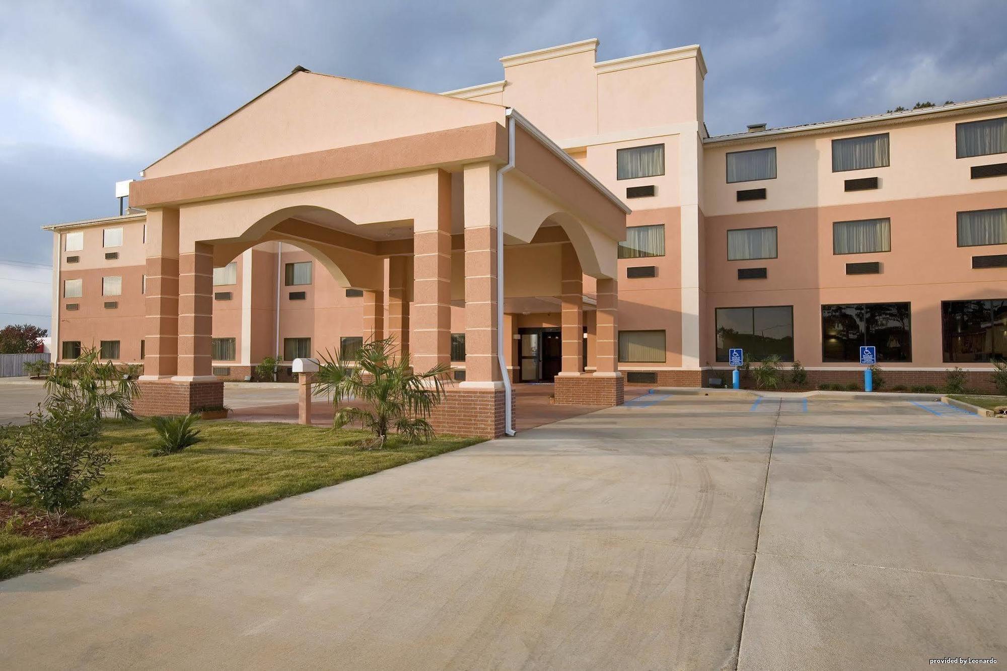 Baymont By Wyndham Mccomb Hotel Екстериор снимка