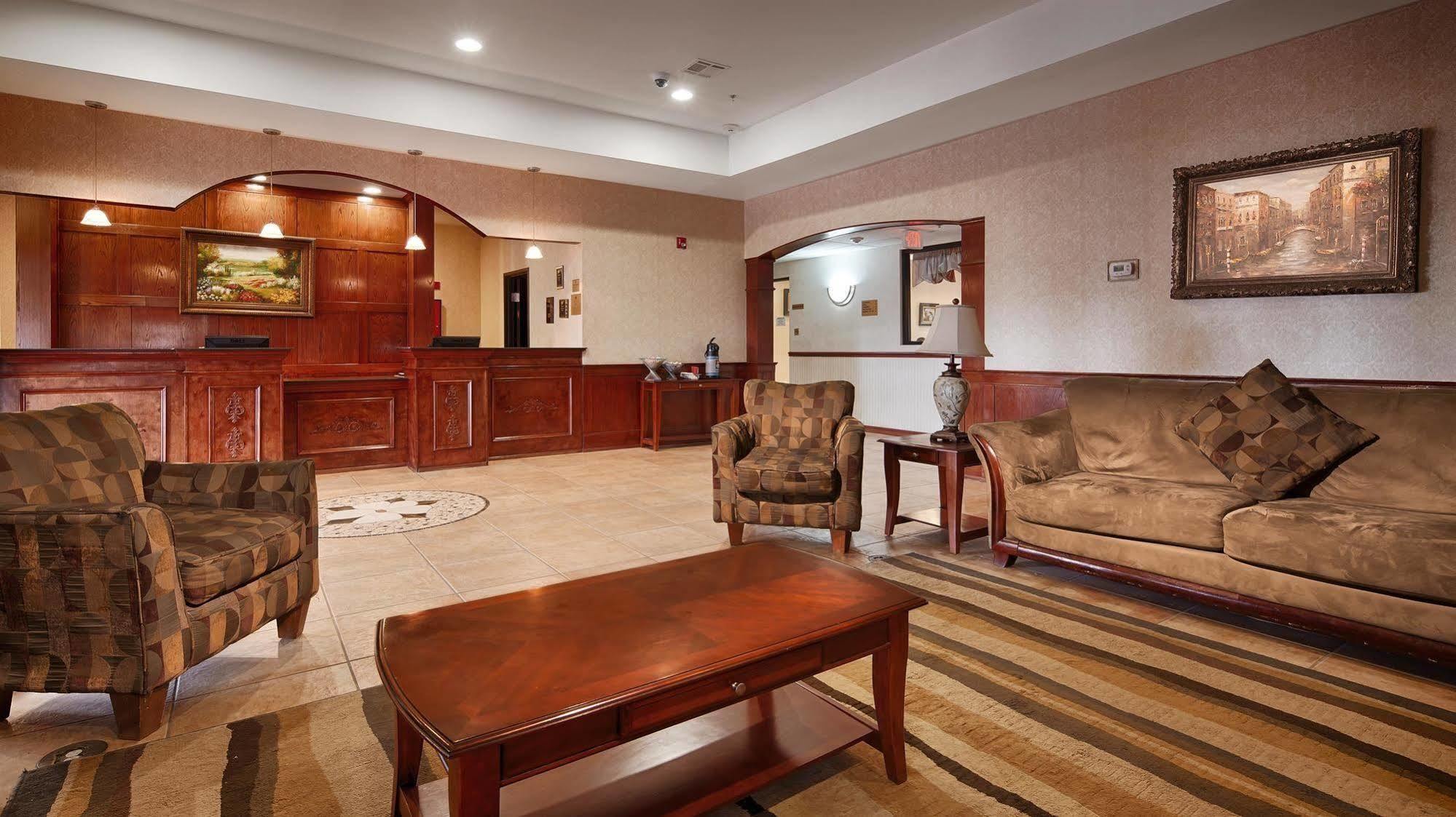 Baymont By Wyndham Mccomb Hotel Екстериор снимка